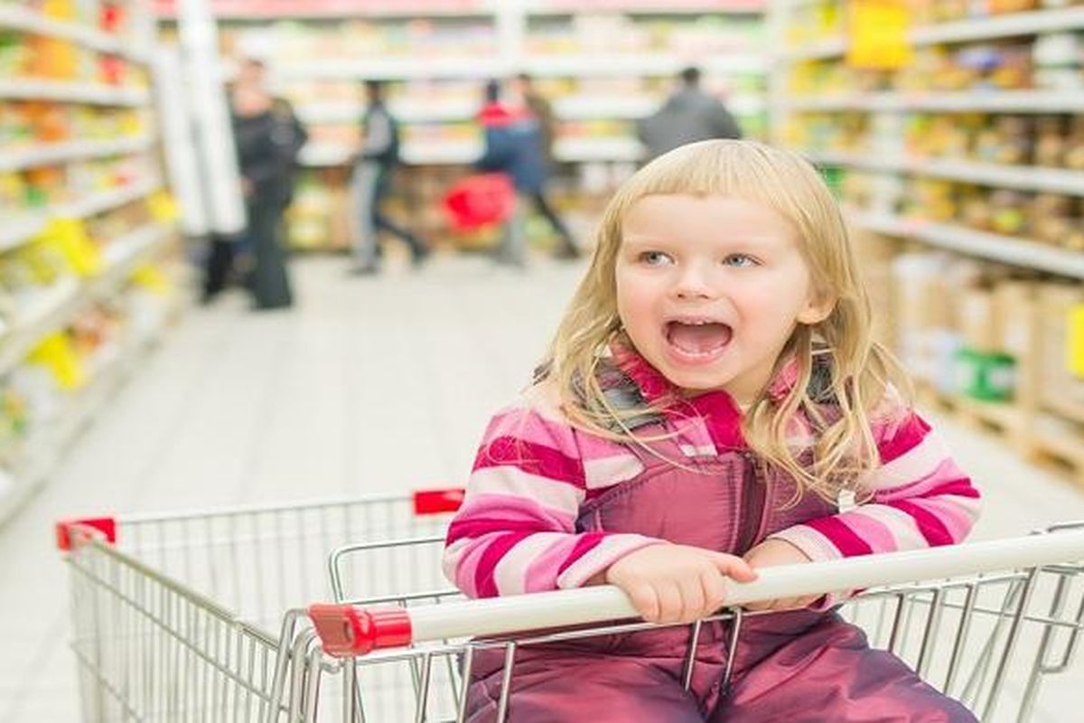 Atasi anak yang rewel saat berbelanja bersama dengan berikan pilihan