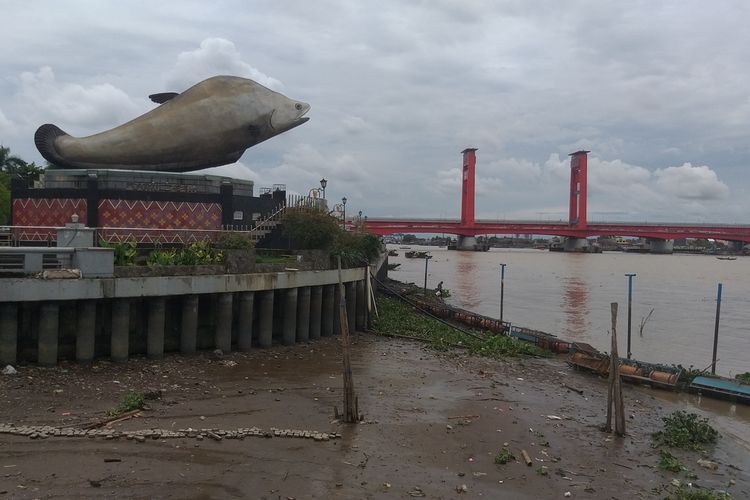 Tugu ikan Belida yang berada di kawasan Benteng Kuto Besak (BKB) Palembang.