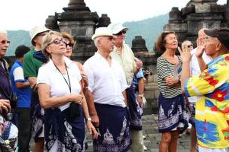 Tour leader Panorama membawa tamu Eropa di salah satu obyek wisata Tanah Air.