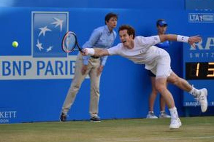 Petenis Inggris, Andy Murray, mengembalikan bola dari petenis Luksemburg, Gilles Muller, pada babak perempat final Queen's Club di London, Jumat (19/6/2015).