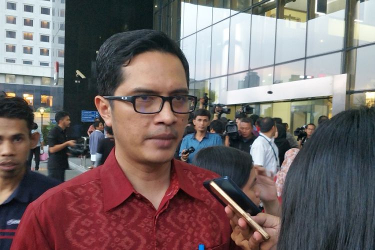 Juru bicara KPK Febri Diansyah saat memberikan keterangan di gedung KPK, Jakarta Selatan, Senin (20/11/2017).