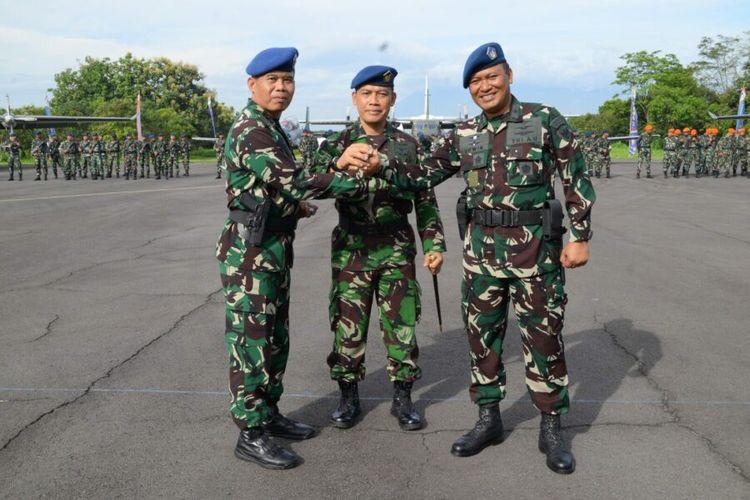 Kolonel (Pnb) Subhan (kiri), Komandan Wing 2 Lanud Abdulrachman Saleh, Malang