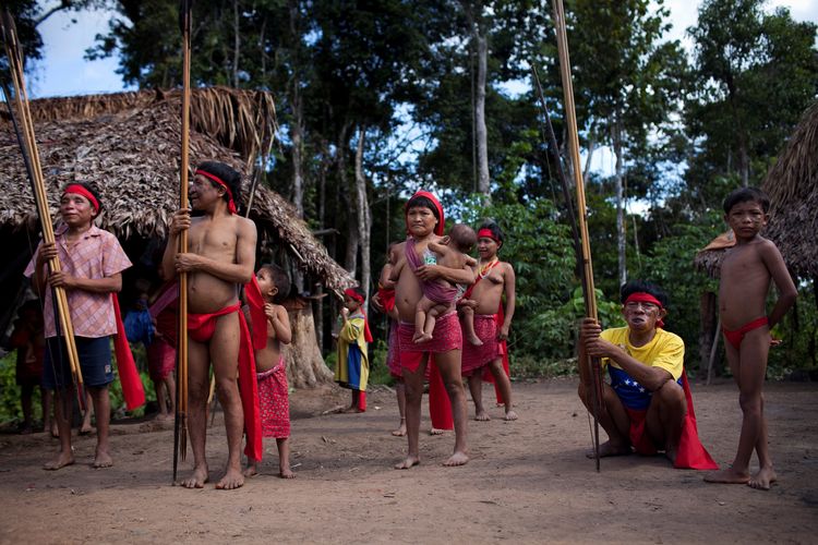 Suku Yanomami saat memperagakan tarian di komunitas Irotatheri, untuk menyambut kunjungan pemerintah bersama jurnalis, di selatan Venezuela sekitar 19 kilometer dari perbatasan Brasil. Foto diambil pada 7 September 2012.