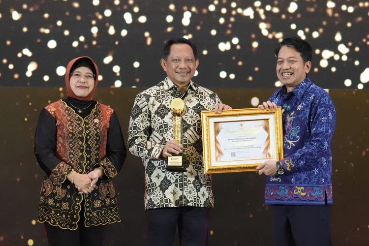 Optimalkan Statistik untuk Kompas Pembangunan Daerah, Kemendagri Raih Penghargaan dari BPS