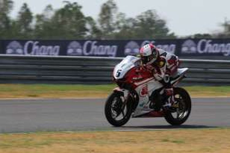 Pebalap Astra Honda Racing Team asal Indonesia, Muhammad Febriansyah, memacu motornya pada sesi latihan seri kedua Asia Dream Cup di Sirkuit Chang, Buriram, Thailand, Jumat (6/5/2016).