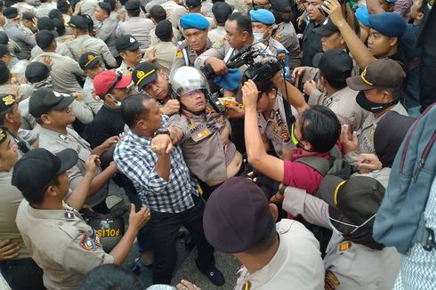 Kapolresta Pekanbaru Pingsan Terimpit Mahasiswa yang Sedang Demo