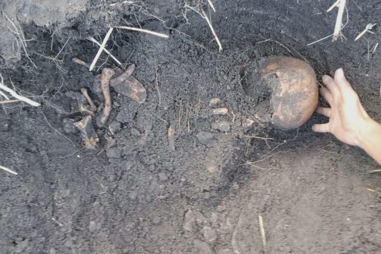 Penampakan tulang belulang di pemakaman leluhur Tidung Nunukan Kaltara. Ada lebih 10 makam di tanah hak ulayat seluas setengah hektar ini. Perusakan diduga dilakukan penambang pasir