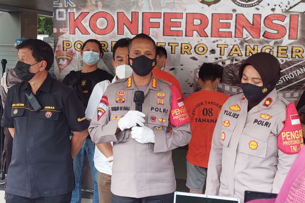 Kapolres Metro Tangerang Kota Kombes Pol Deonijiu de Fatima saat melakukan konferensi pers kasus pembobolan rumah di Mapolresta Metro Tangerang Kota, Kota Tangerang, Banten, Jumat (18/6/2021).