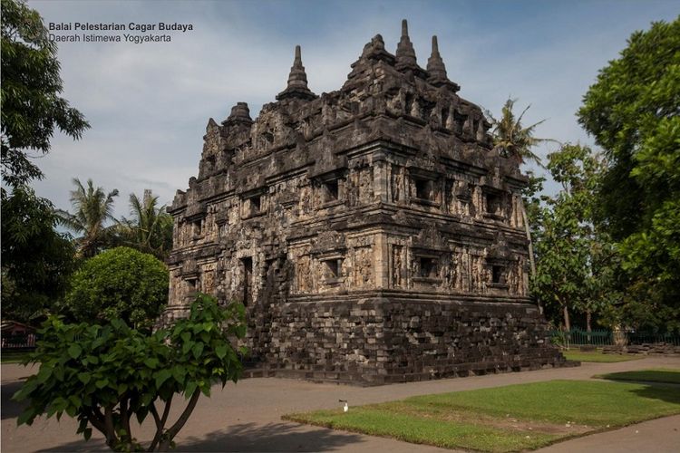 Candi Sari di Desa Bendan, Kelurahan Tirtomartani, Kecamatan Kalasan, Kabupaten Sleman, Yogyakarta. 