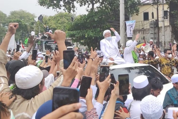 Rizieq Shihab greets his followers as they welcomed him home in Central Jakarta's Petamburan district on Tuesday,  (10/11/2020).
