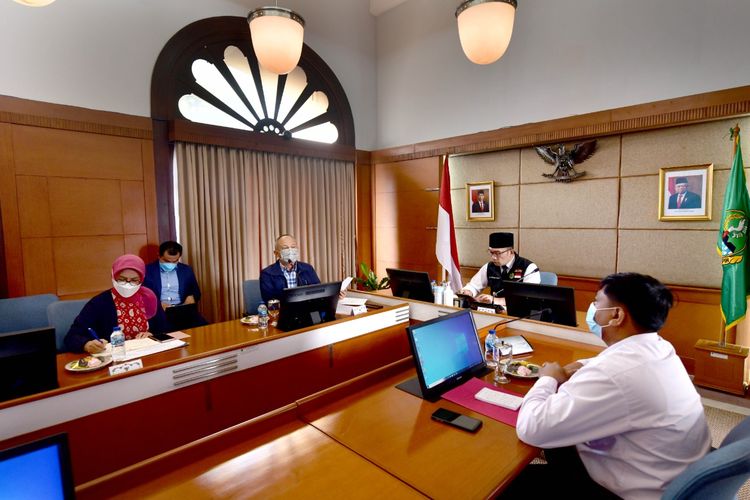 Gubernur Jawa Barat Ridwan Kamil menyerap aspirasi tenaga honorer nakes dan guru di Gedung Sate Bandung, Selasa (9/8/2022).