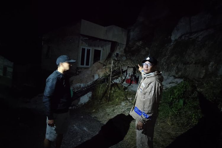 Penampakan rumah yang tertimbun longsor di Desa Hutatoruan 3, Kecamatan Tarutung, Taput, Kamis (9/5/2024)
