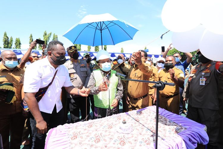 Gubernur Papua, Lukas Enembe, melakukan pencanangan pembangunan lima kantor pemerintahan dan kelembagaan, Jayapura, Papua, Senin (19/7/2021).
