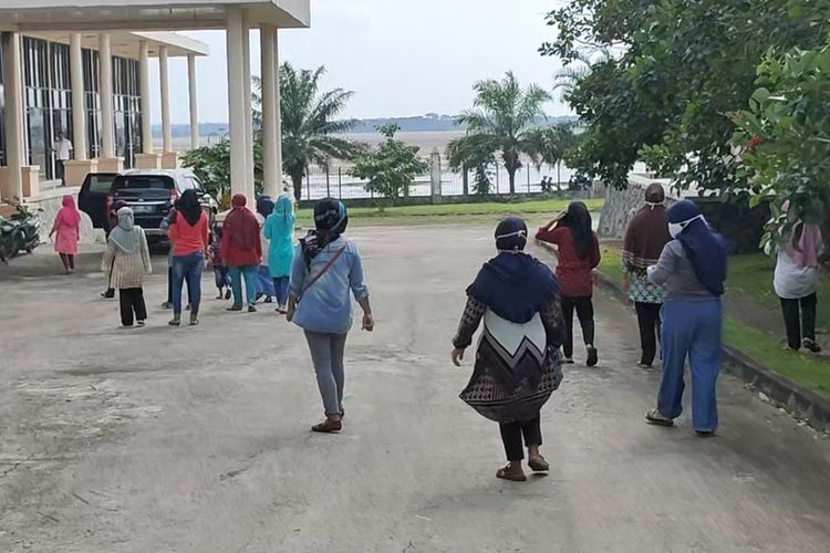 Belasan ibu-ibu di Ogan Ilir Sumatera Selatan datangi DPRD Ogan Ilir Menuntut keadilan karena tidak dapat bantuan warga terdampak covid19 dari pemerintah pusat.