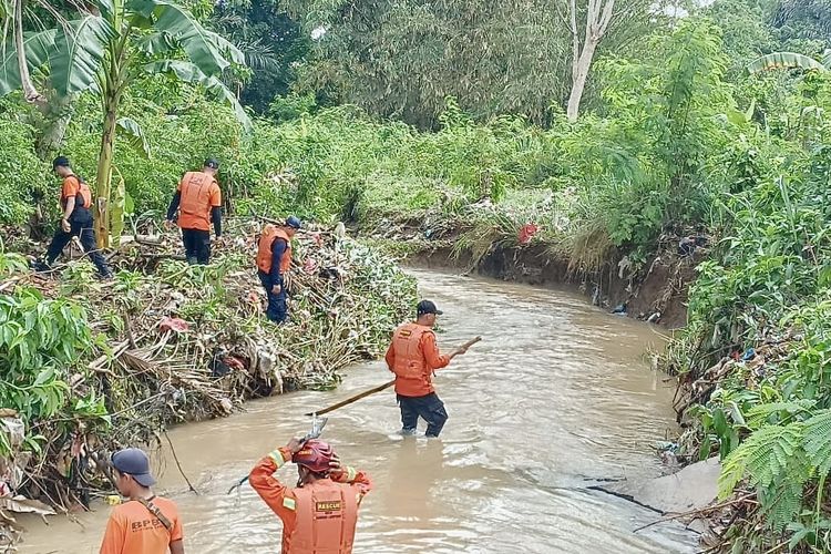 Tim gabungan menyusuri aliran sungai untuk mencari balita yang hanyut saat main hujan, Selasa (9/1/2024).