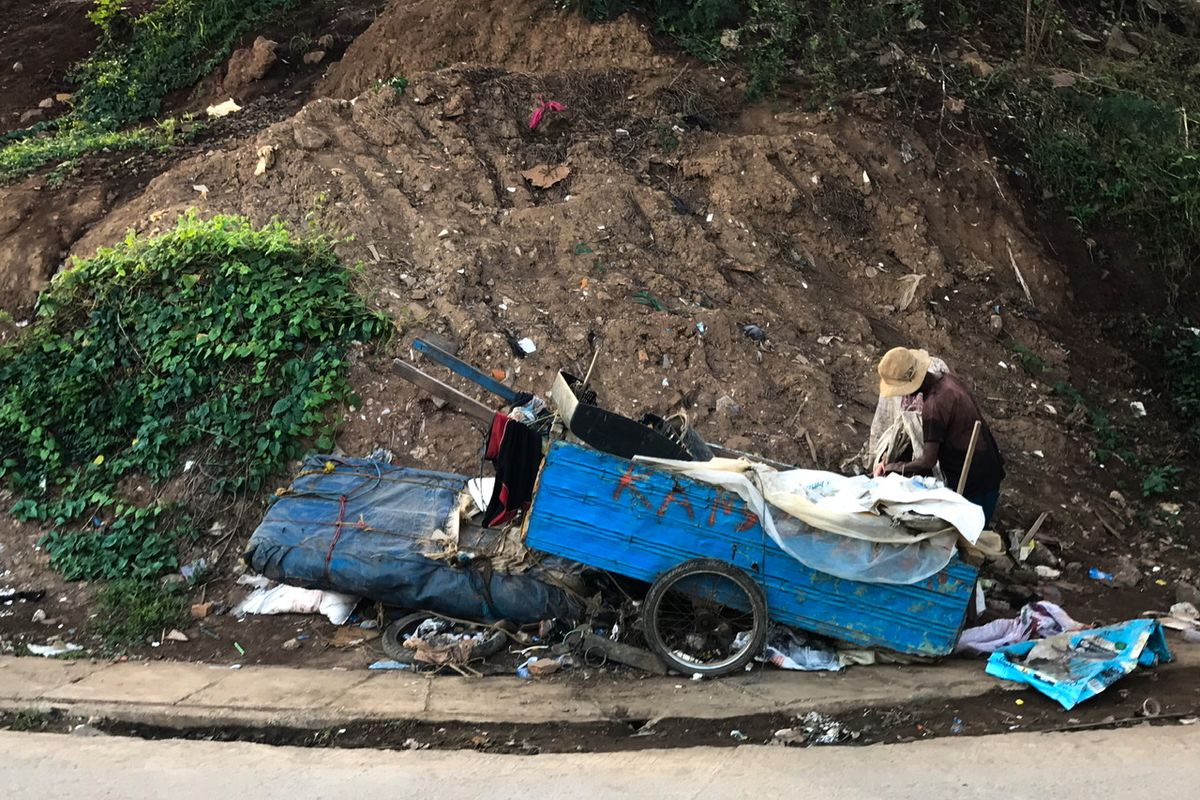 Suparno (69) atau dikenal dengan sebutan Pak Kentir di samping gerobaknya di kawasan Manggarai, Tebet, Jakarta Selatan pada Jumat (12/3/2021) sore. Pak Kentir hidup sebatang kara di ibu kota dan tinggal di bawah kolong jembatan kereta Manggarai-Cikarang.