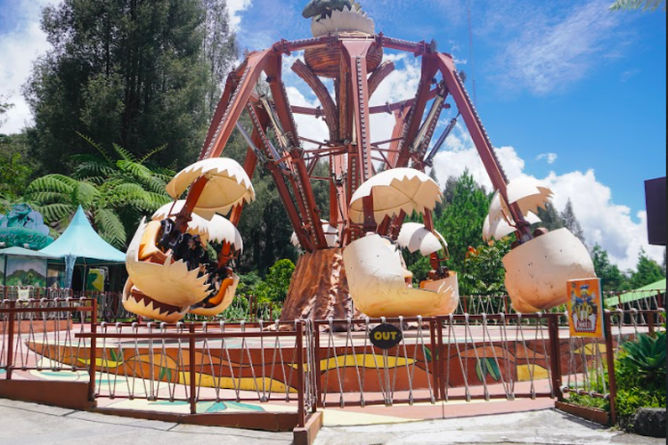 Salah satu wahana di Mikie Funland, theme park terbesar di Sumatera Utara yang berlokasi di Berastagi, Kabupaten Karo.