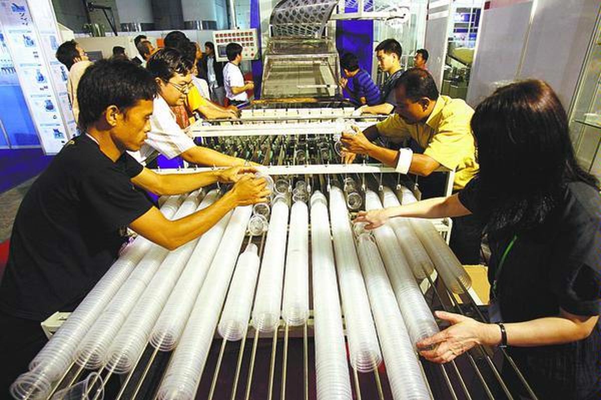 Mesin pembuat gelas plastik buatan China dipamerkan dalam Pameran Industri Plastik dan Pengepakan di Pekan Raya Jakarta.