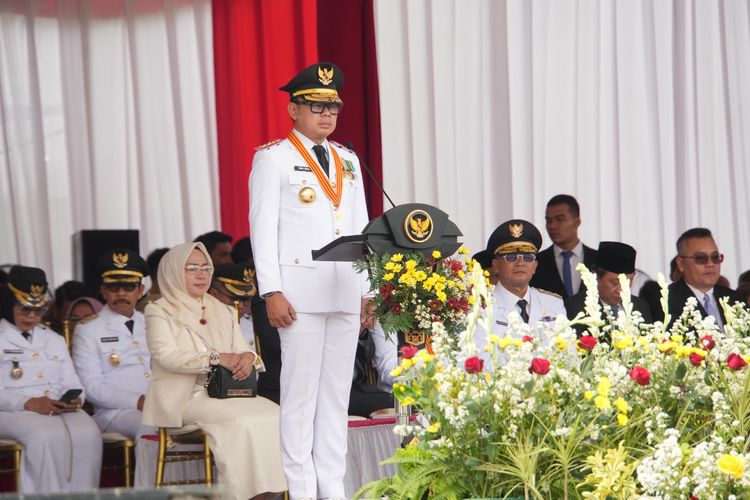 Wakil Menteri Dalam Negeri (Wamendagri) Bima Arya Sugiarto saat memimpin upacara peringatan Hari Otonomi Daerah Ke-29 di Balikpapan Sport and Convention Center (BSCC/DOME), Balikpapan, Kalimantan Timur (Kaltim), Jumat (25/4/2025). 