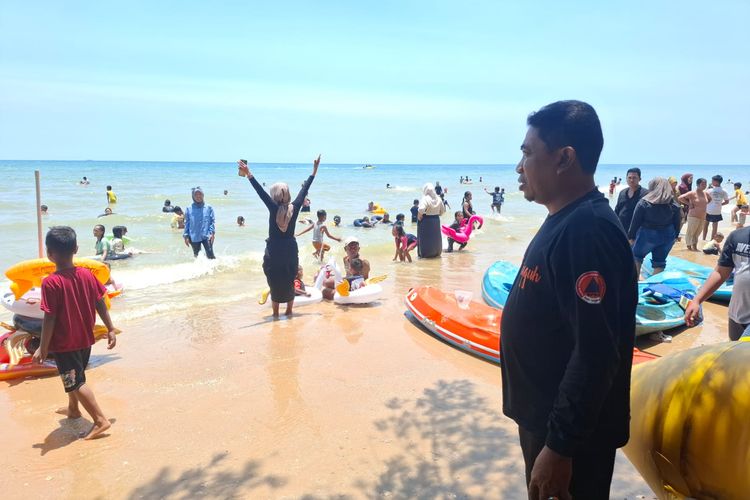 Pantai Lon Malang di Sampang Dipadati Ribuan Pengunjung, BPBD Siaga hingga Akhir Pekan