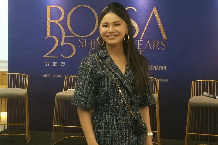 Penyanyi Rossa setelah konferensi pers tentang konsernya yang bertajuk Rossa 25 Shining Years Concert, ditemui di kawasan Slipi, Jakarta Barat, Selasa (17/5/2022).