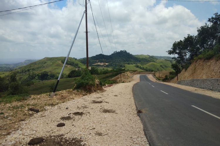 Akses jalan menuju akses pariwisata Pantai Nihiwatu, Kabupaten Sumba Barat, Nusa Tenggara Timur (NTT).