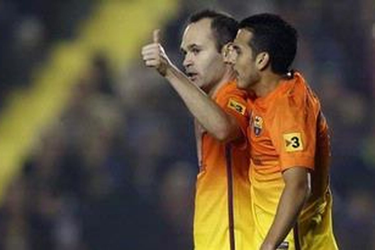 Gelandang Andres Iniesta (kiri) bersama striker Pedro Rodriguez saat merayakan gol ke gawang Levante di Stadion Ciudad de Valencia, Minggu atau Senin (26/11/2012) dini hari WIB.