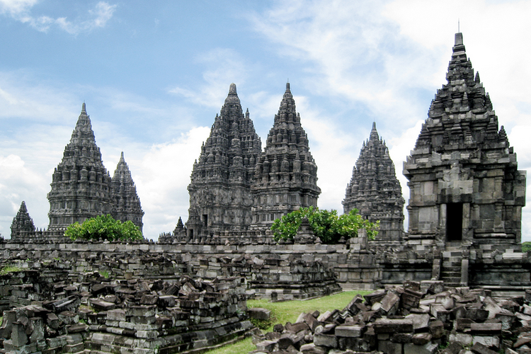 Candi Prambanan adalah salah satu peninggalan Dinasti Sanjaya dari Kerajaan Mataram Kuno.