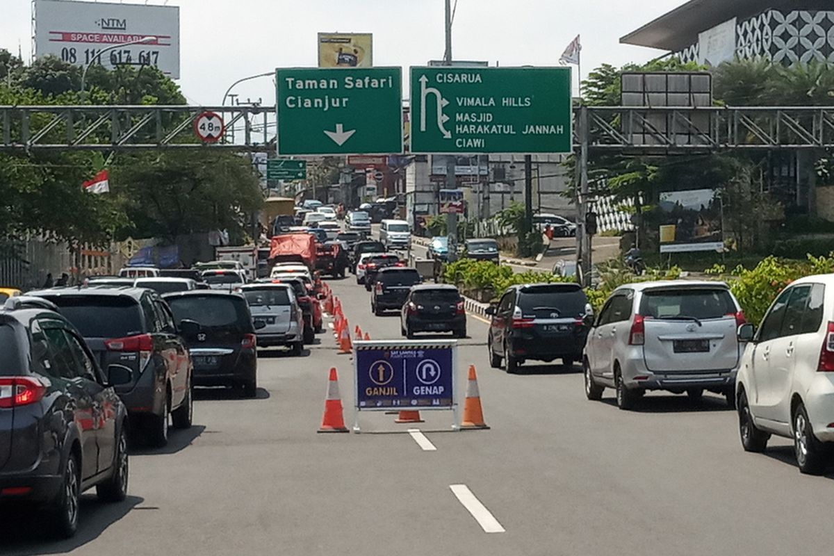 Uji coba pembatasan kendaraan dengan sistem ganjil genap di jalur Puncak Bogor, Jawa Barat, mulai diberlakukan pada Jumat (3/9/2021).