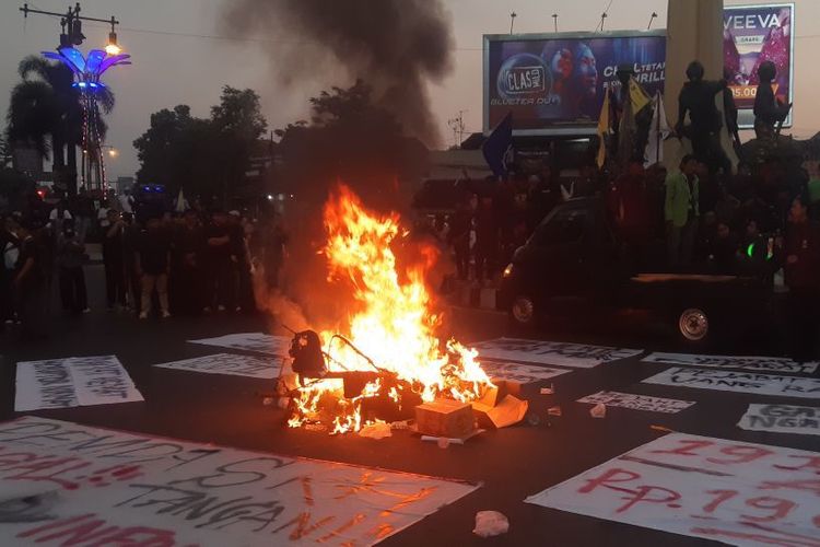 Mahasiswa Sukoharjo Demo Tuntut Evaluasi MBG dan KDMP, Bakar Keranda di Tugu Kartasura