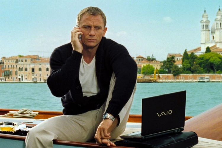 Daniel Craig sebagai James Bond