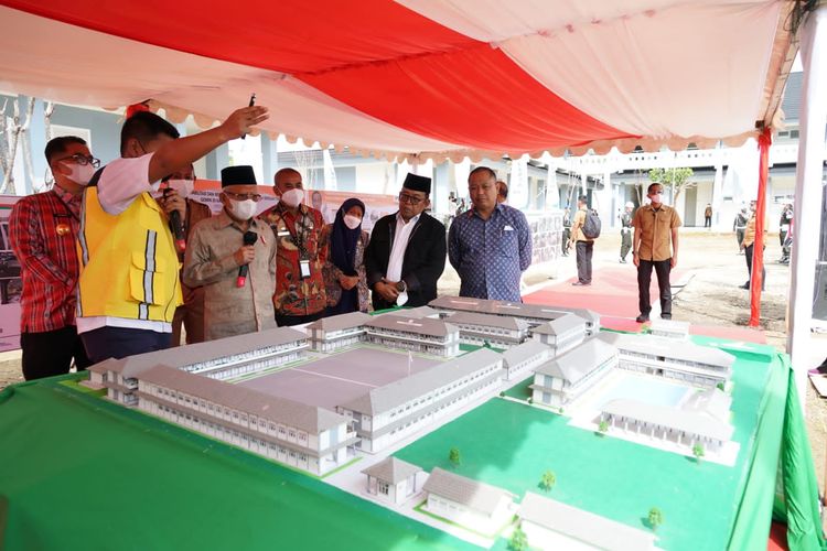 Wakil Presiden Ma'ruf Amin proyek rehabilitasi dan rekonstruksi pascagempa di SMKN 1 Rengas, Mamuju, Sulawesi Barat, Kamis (23/2/2022).