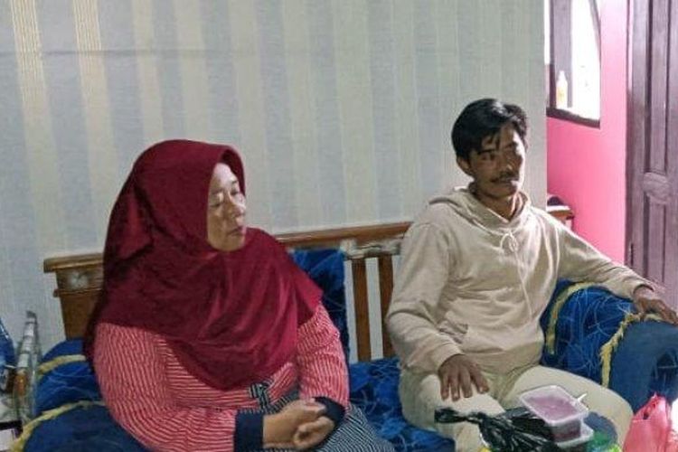 Euis, bidan Desa Buniara, Kecamatan Tanjungsiang, Subang (kiri), didampingi Juju Junaedi, suami Kurnaesih.  Adapun Kurnaesih meninggal usai ditolak oleh pihak RSUD Ciereng Subang.

