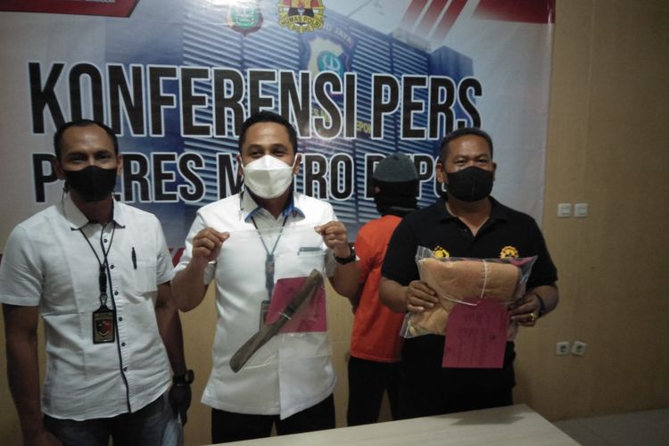 Polres Metro Depok meringkus pelaku berinisial A yang telah memperkosa anak kandungnya, Senin (28/2/2022) malam.