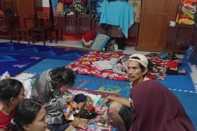 AIMI Sumbar tidak hanya menyiapkan MPASI tetapi juga melakukan pendampingan untuk Ibu. Foto di lokasi pengungsian Konselor Menyusui AIMI memberikan edukasi pola makan anak di situasi bencana, sekaligus dukungan agar ibu terus mempertahankan menyusui sebagai pilihan terbaik di masa bencana. Karena ASI selalu aman, bersih, dan menjaga ketahanan tubuh bayi.
