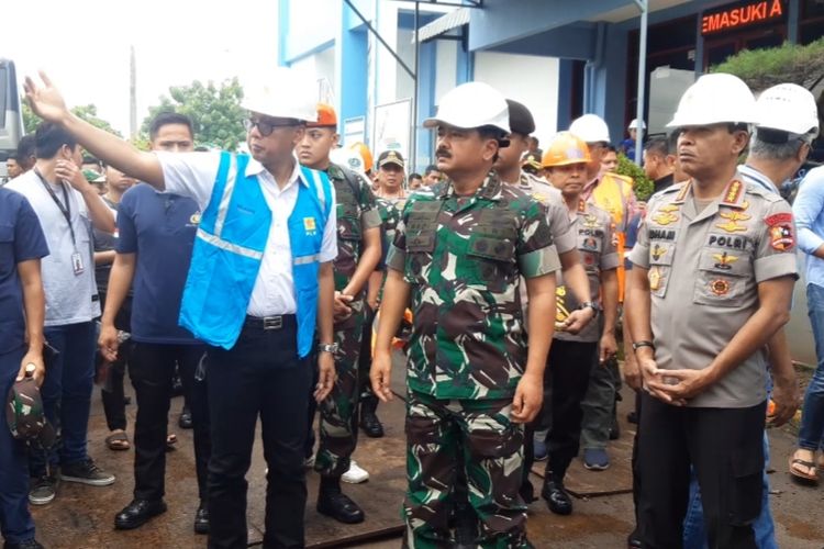 Panglima TNI Marsekal Hadi Tjahjanto mengecek kondisi PLN Gas Insulated Substation Tegangan Ekstra Tinggi (GISTET) Kembangan, Jakarta Barat, Jumat (3/1/2020).
