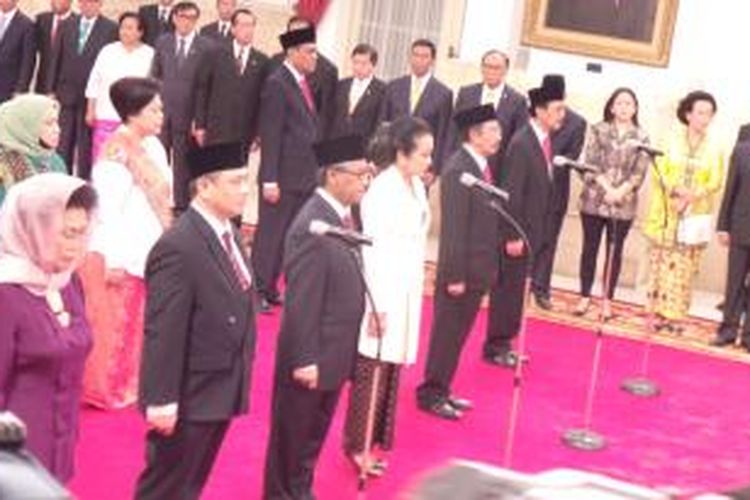 Suasana pelantikan 13 duta besar Indonesia yang akan bertugas di luar negeri, Rabu (13/1/2016), di Istana Negara, Jakarta. Pelantikan dilakukan oleh Presiden Joko Widodo dan dihadiri sejumlah pejabat negara.