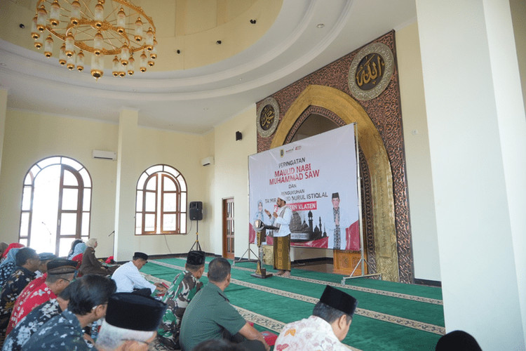 Peringatan Maulid Nabi Muhammad SAW di Masjid Nurul Istiqlal, Klaten, Jawa Tengah, Selasa (3/10/2023)