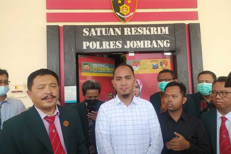 Kasat Reskrim Polres Jombang AKP Giadi Nugraha (kemeja putih), menyampaikan perkembangan penanganan kasus bayi meninggal dunia saat proses persalinan di Rumah Sakit Umum Daerah (RSUD) Jombang, Jawa Timur (13/9/2022).