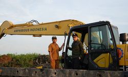 Pastikan Pengerukan Aliran Sungai Lancar, Bupati HST Kembali Monitoring Penggunaan Ekskavator Amphibi