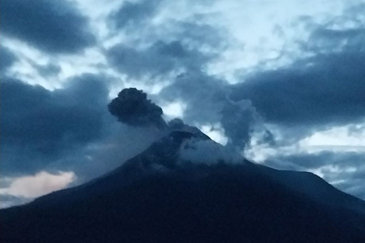 Pagi Ini Gunung Lewotobi Kembali Meletus Disertai Gemuruh