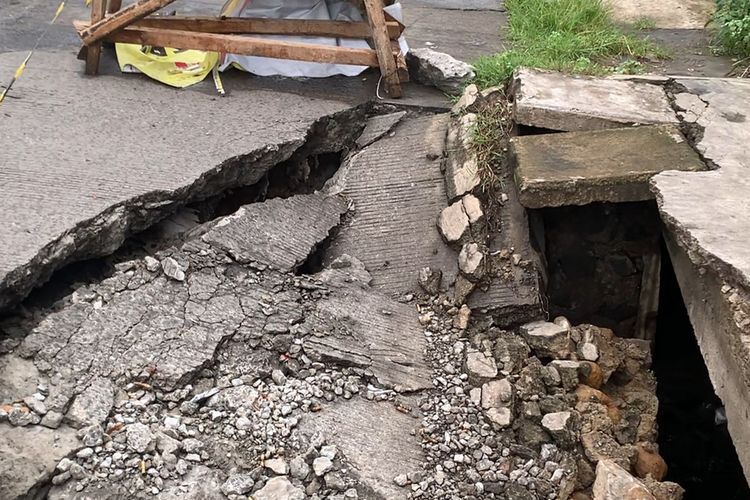 Kondisi Jalan Cikunir Raya di Bekasi Selatan yang ambles sejak 23 Desember 2025. Warga menyebut puluhan pengendara sepeda motor terjatuh akibat lubang besar di badan jalan.
