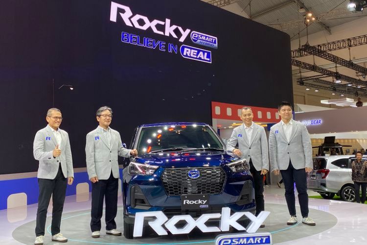 Daihatsu resmi meluncurkan Rocky e-Smart Hybrid sebagai mobil hybrid pertamanya di Indonesia dalam ajang GIIAS 2025 di ICE BSD City, Tangerang. Model ini mengusung teknologi Real Series Hybrid dengan efisiensi tinggi dan emisi rendah 