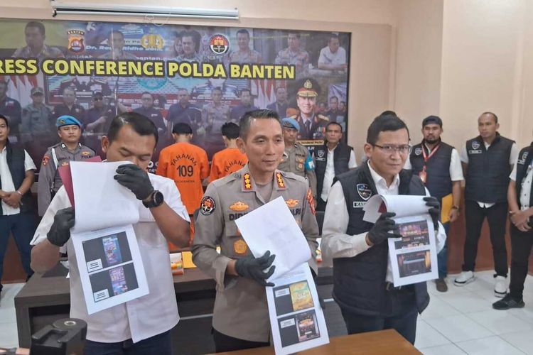 Polda Banten memperlihatkan tersangka endorse situs judi online.