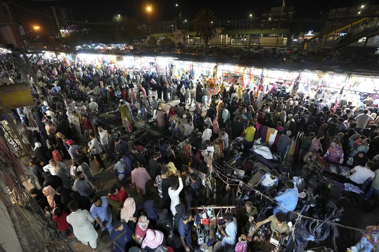 Orang-orang memadati pusat perbelanjaan di Karachi, Pakistan, untuk berbelanja keperluan Idul Fitri 2023.