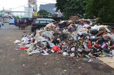 Gundukan Sampah Setinggi Mobil Kotori Ruas Jalan Matraman Raya