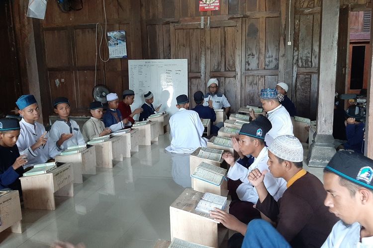 Para santri Pondok Pesantren Rumah Tahfidz Tunarungu Darul A’Shom saat belajar membaca Al Quran dengan bahasa isyarat.