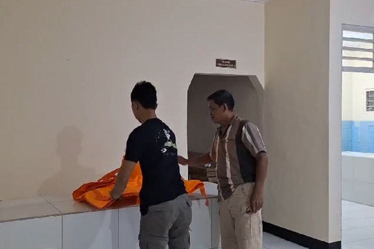 Polisi mengevakuasi jasad bayi yang ditemukan di objek wisata Pantai Randusanga Indah Brebes ke ruang jenazah RSUD Brebes, Jawa Tengah, Minggu (2/6/2024) sore. (Dok. Polsek Brebes)