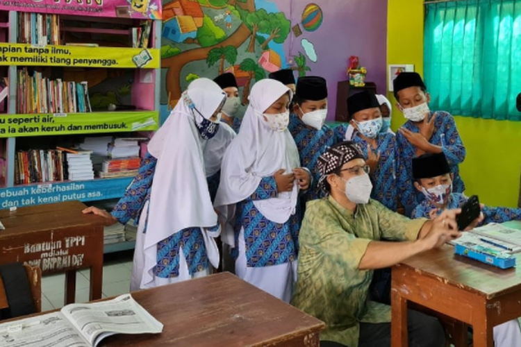 Mendikbud Ristek Nadiem Makarim saat memantau pelaksanaan PTM terbatas di SD Muhammadiyah Jogokariyan, Yogyakarta.