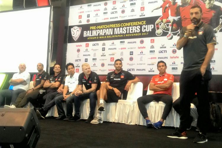 Robert Pires serta lima veteran sepak bola yang lain tiba lebih awal. Mereka langsung disambut ratusan fans di Balikpapan.